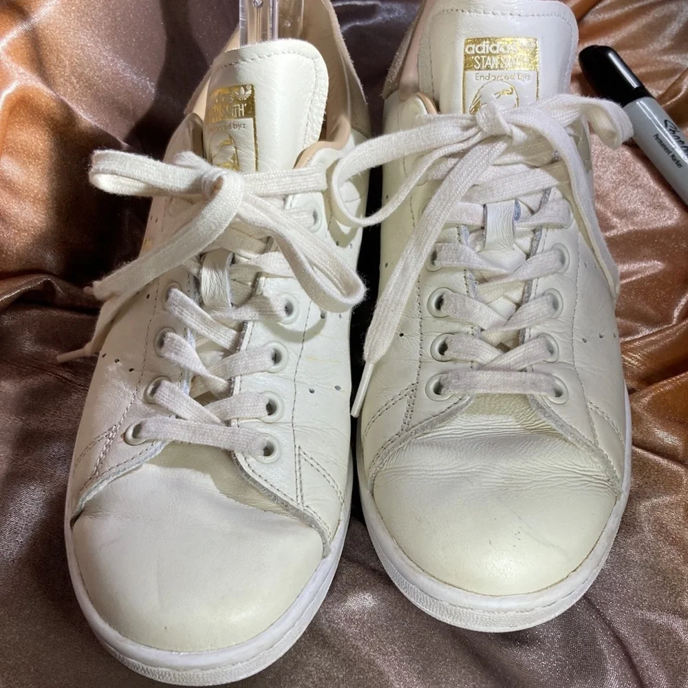 ADIDAS cream colored leather tennis‎ “Stan Smith” shoes. Size 8 us. Box7
